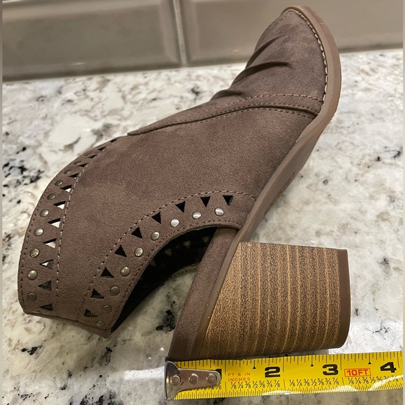 Sonoma Faux suede, zippered ankle boot with stylish cut-out design. Size 6 1/2 - Picture 11 of 11